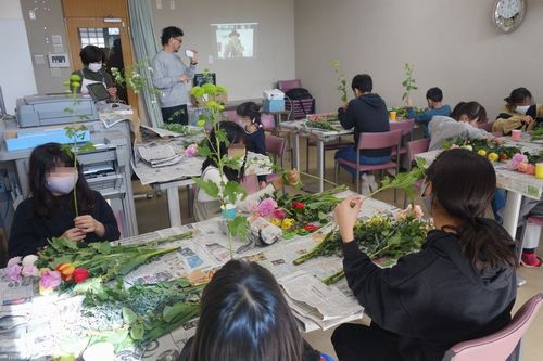 http://www.aobagakuen.or.jp/blog/%EF%BC%BA%EF%BC%AF%EF%BC%AF%EF%BC%AD%E3%81%A7%E6%98%A0%E5%83%8F%E3%82%92%E8%A6%8B%E3%81%AA%E3%81%8C%E3%82%89%E4%BD%9C%E6%88%901.JPG