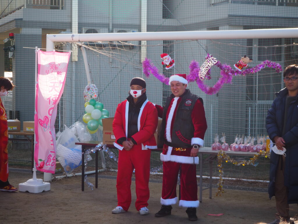 ハーレーなどバイク仲間のサンタさんによるクリスマスプレゼント