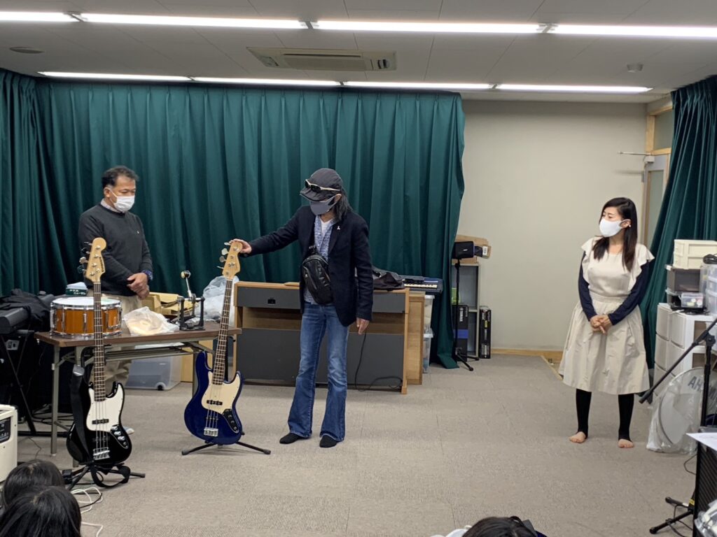 楽器の寄贈です。