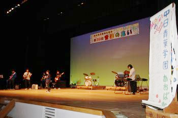 音楽の集いで、器楽演奏、和太鼓を披露