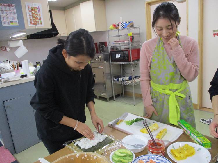 「しらかば」で食事づくり　料理研究家・長田絢さんが支援