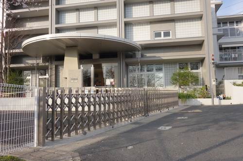 本館、あおば館前の道路に門扉設置